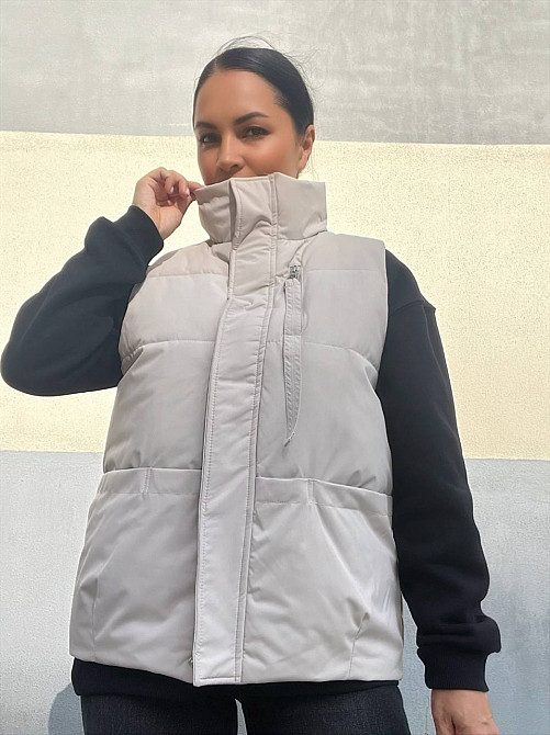 Жилет женский JOY ONE 86336 удлиненный карман молния лента воротник стойка без капюшона светло-бежев Одесса - изображение 1