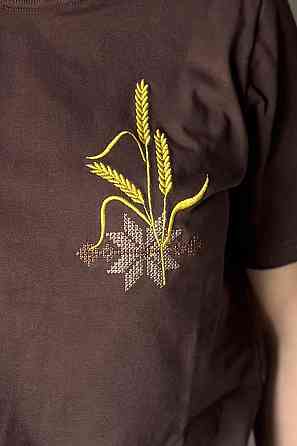 Женская вышитая футболка вышиванка цвета темный-шоколад с коричневым орнаментом Киев