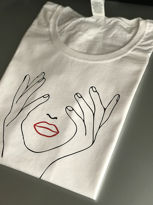 Женская футболка с абстрактным принтом лица Черновцы - изображение 1