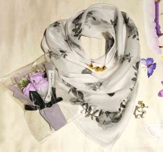 Набір подарунковий: шарф з магнітною застібкою, мило-букет і брошка знак зодіаку в подарунковій коробці Сміла