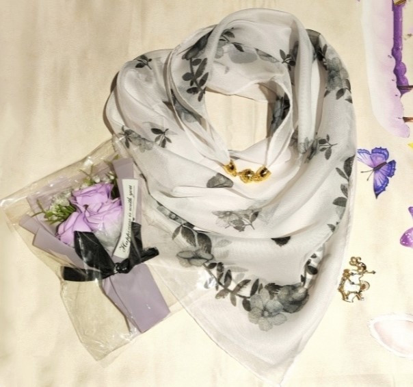 Набір подарунковий: шарф з магнітною застібкою, мило-букет і брошка знак зодіаку в подарунковій коробці Сміла - фото 1