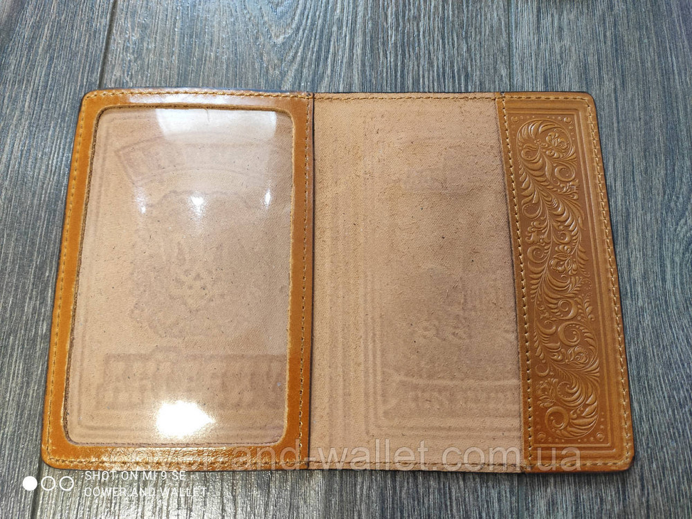 Шкіряна обкладинка на паспорт з гербом України жовтого кольору ST Київ - фото 2