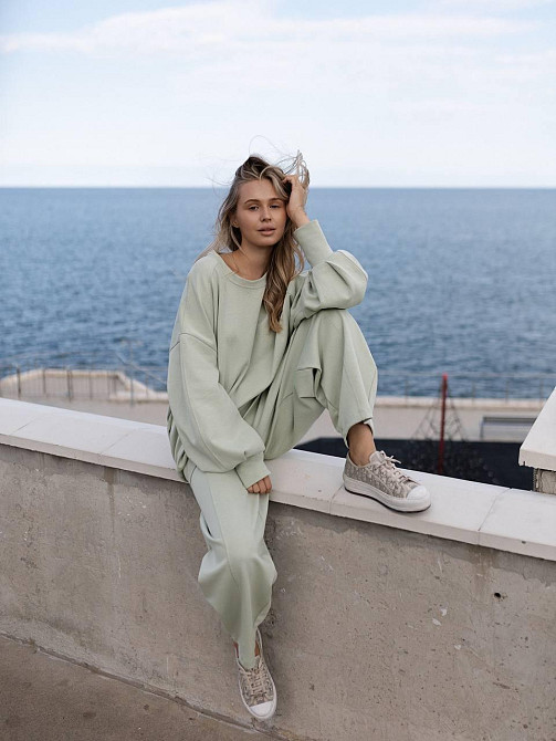 Женский оверсайз костюм: объемная кофта с трендовыми брюками бананами турецкий дабл фейс 100% хлопок Оливка Одесса - изображение 3