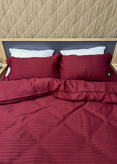 Комплект постільної білизни Страйп-сатин Сімейний з простирадлом на резинці 180х200х25, 2 підковдри 150х200, 2 наволочки 70х70 Бордовий (88-219) Київ - фото 7