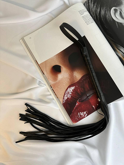 Плетка для ролевых игр кожаная короткая Плеть с рукояткой для BDSM многохвостая черная Одесса - изображение 3