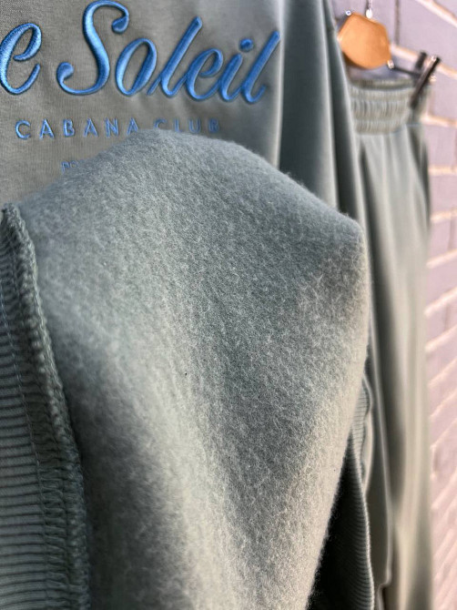 Костюм жіночий Pepper&mint 24-13-03 HUD подовжений світшот вишивка брюки джоггери на резинці утеплений фліс оливковий, оливковий, ML Київ - фото 13