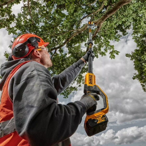 Професійний висоторіз акумуляторний безщітковий зі штангою DeWALT DCMPS567N : без АКБ, шина 20см, штанга Київ