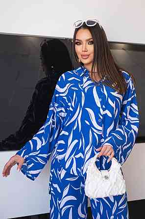 Свободный костюм с вырезом на спине 