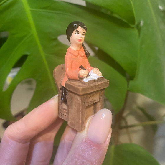 Ученица за партой фигурка для мини-сада, флрариума, песочного стола. Полистоун Одесса