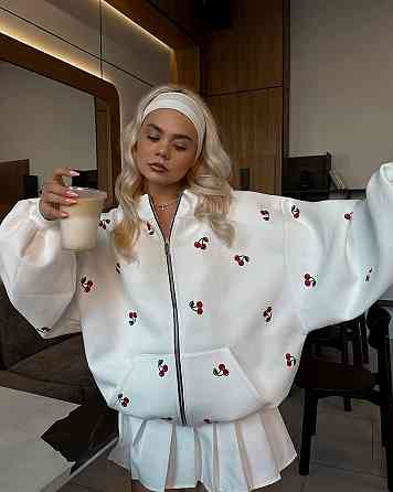 Женское теплое оверсайз худи с вишнями трехнить на флисе Белый Одесса