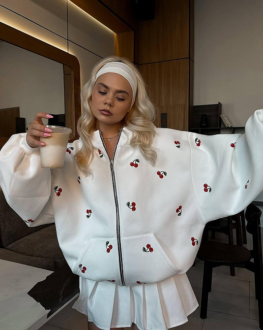 Женское теплое оверсайз худи с вишнями трехнить на флисе Белый Одесса - изображение 1