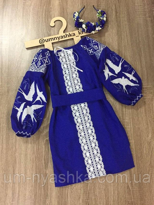 Детское вышитое льняное платье с ласточками 