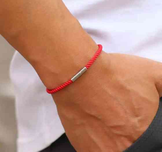 Красный браслет-оберег из шнурка с металлическим акцентом – универсальный аксессуар на удачу Киев