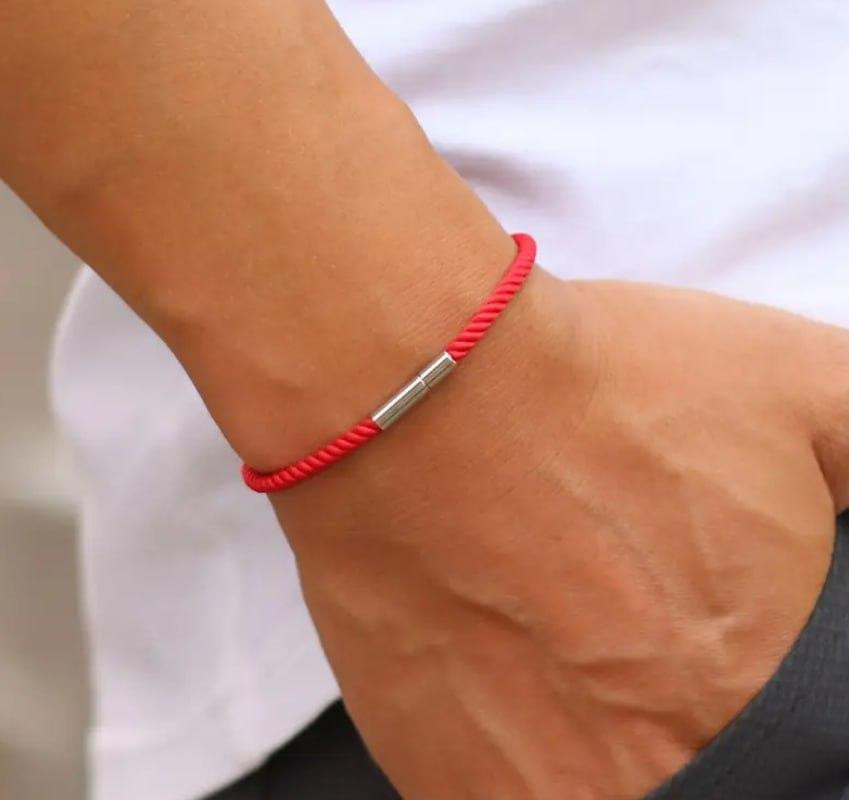 Красный браслет-оберег из шнурка с металлическим акцентом – универсальный аксессуар на удачу Киев - изображение 2