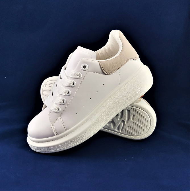 . Жіночі Кросівки Сліпони Білі із Сірим Мокасини A!exander Mc@ueen (розміри: 39) — 063 Відео Огляд Дніпро - фото 2