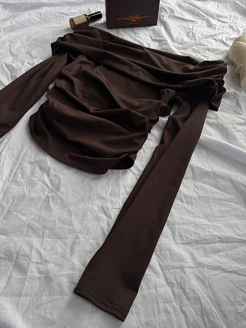 Женский лонгслив с открытыми плечами и изящной драпировкой вдоль плеч и боков турецкий микродайвинг Шоколад Одесса - изображение 8