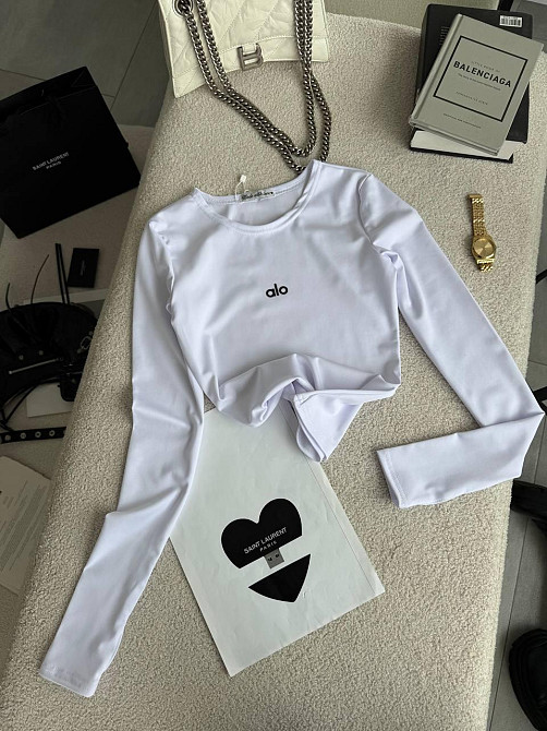 Стильный женский базовый лонгслив с надписью и вырезом под пальчик микродайвинг Белый Одесса - изображение 3