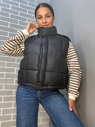 Жилетка женская Lady Yep 9039 стеганная короткая вставка из экокожи на спине черная, черный, 46 Одесса - изображение 7