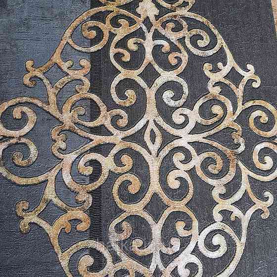 Шпалери метрові вінілові на флізелін 24 Carati Cristiana Masi вензель великий структурний золотом на чорному Київ