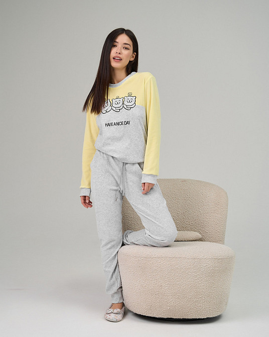 Женская пижама со штанами Nicolette Три котика - Велюр 87125 S, Желтый Киев - изображение 1