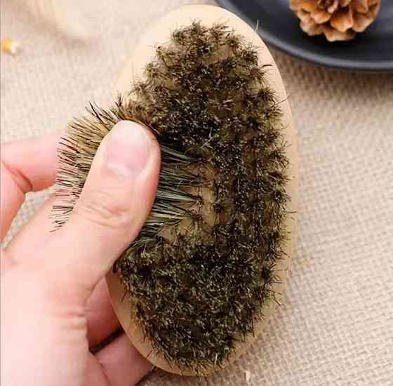 Набор для бороды и усов щетка расческа и маленькие ножницы в подарочном мешочке для хранения коричневый Киев