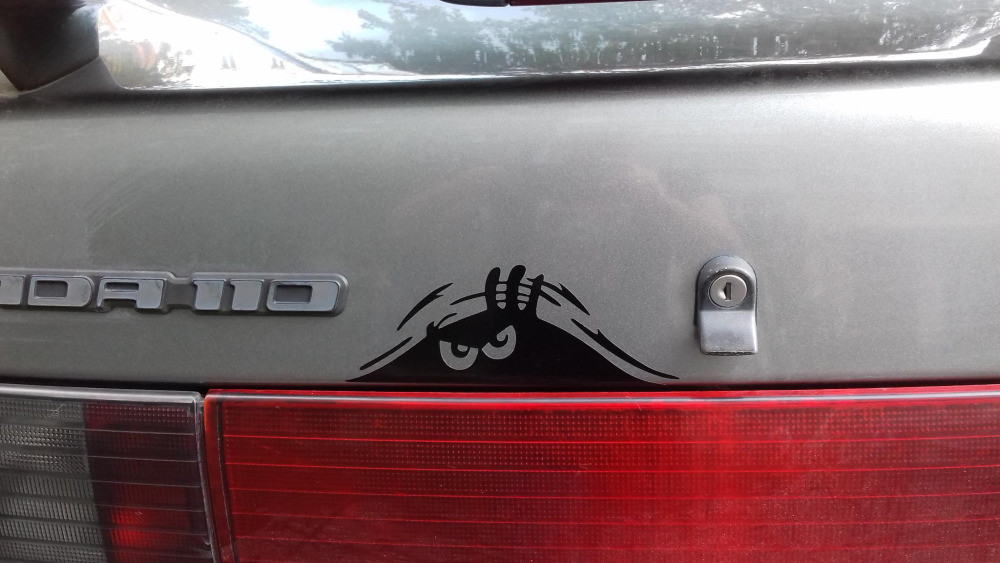 Наклейка на авто или мото Подглядывает Чёрная Киев - изображение 7