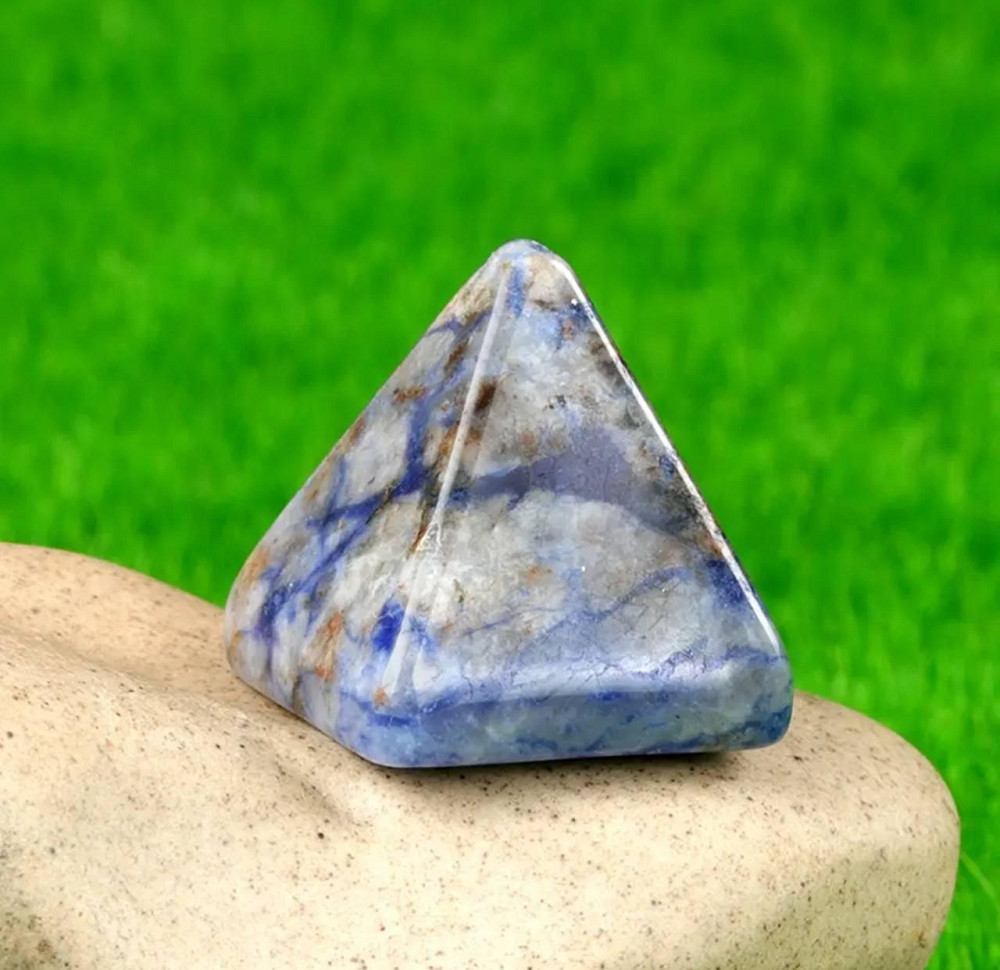 Піраміда із натурального каменю синього содаліту 20 мм, сувенір із синього содаліту Київ - фото 1
