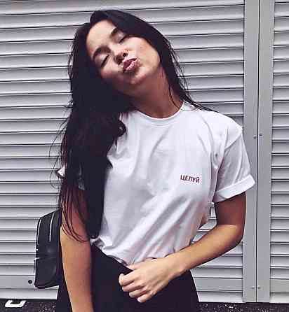 Біла жіноча футболка з малюнком ЦЕЛУЙ Чернівці