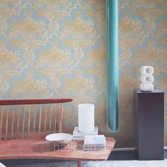 Шпалери вінілові на флізелін Sirpi Alta gamma Sempre 3 вензелі великі структурні золотисті на бірюзовому тлі Київ