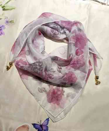 Набір подарунковий: шарф з магнітною застібкою, мило-букет і брошка знак зодіаку в подарунковій коробці Рожевий Сміла