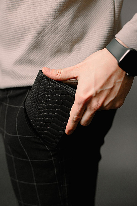 Мужское портмоне из натуральной кожи тиснение питон SR007 (Черный) Сумы - изображение 6