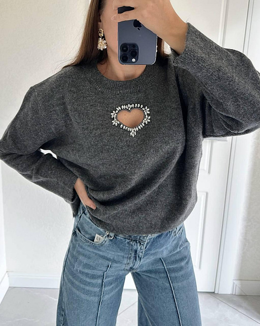 Женский свитер универсального размера с вырезом в виде сердца машинная вязка Антрацит Одесса - изображение 6