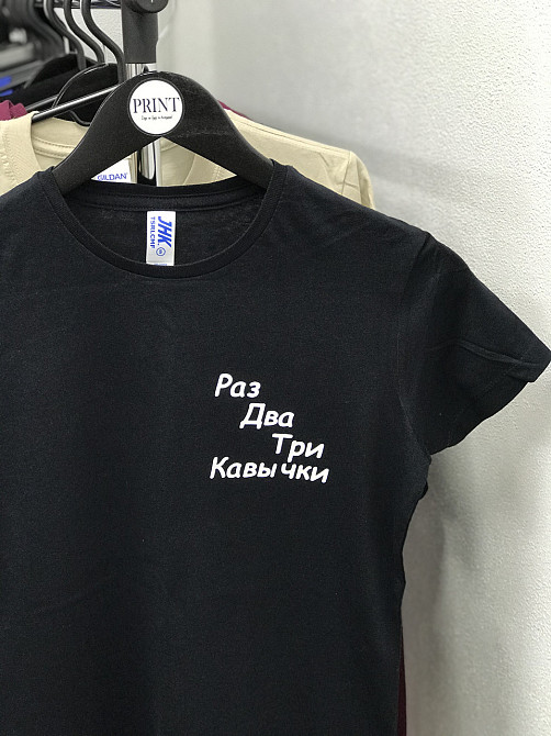 Женская футболка с надписью - 