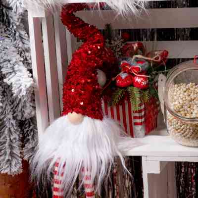 Украшение декоративное Novogod`ko Гном, красные пайетки, 56 см, LED (973733) Винница