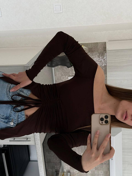 Женский базовый асимметричный лонгслив с открытыми плечами микромасло Одесса - изображение 2