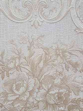 Шпалери вінілові на флізеліні AdaWall Seyyah 1.06х10 квіти в горщику вензеля структурні золотисті на кремовому Київ