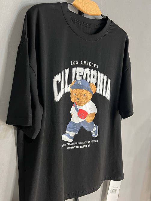 Футболка жіноча 25125 A-N оверсайз подовжена вільний крій з принтом ведмедик напис CALIFORNIA one size, чорний, one size Київ - фото 7
