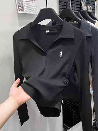 Женский лонгслив-поло из мягкой ткани с эффектом драпировки по бокам вискоза Черный Одесса