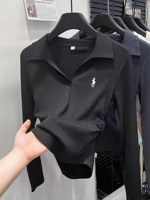 Женский лонгслив-поло из мягкой ткани с эффектом драпировки по бокам вискоза Черный Одесса - изображение 2