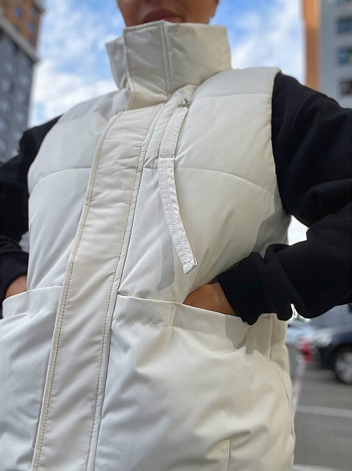 Жилет жіночий JOY ONE 86336 подовжений кишені блискавка стрічка комір стійка без капюшона молочний,  Одеса - фото 2