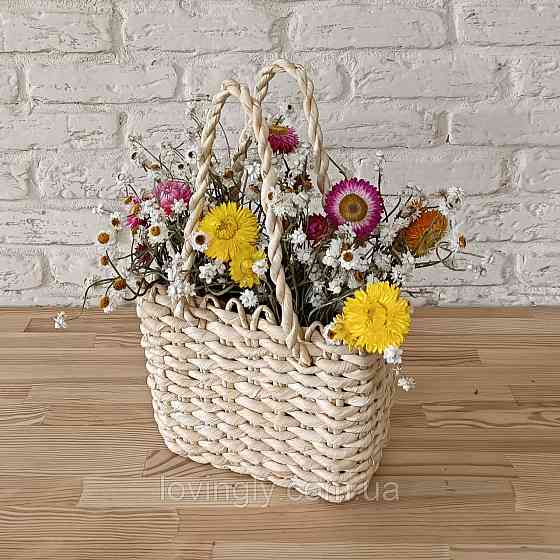 Букет из натуральных сухоцветов в плетеной корзинке 