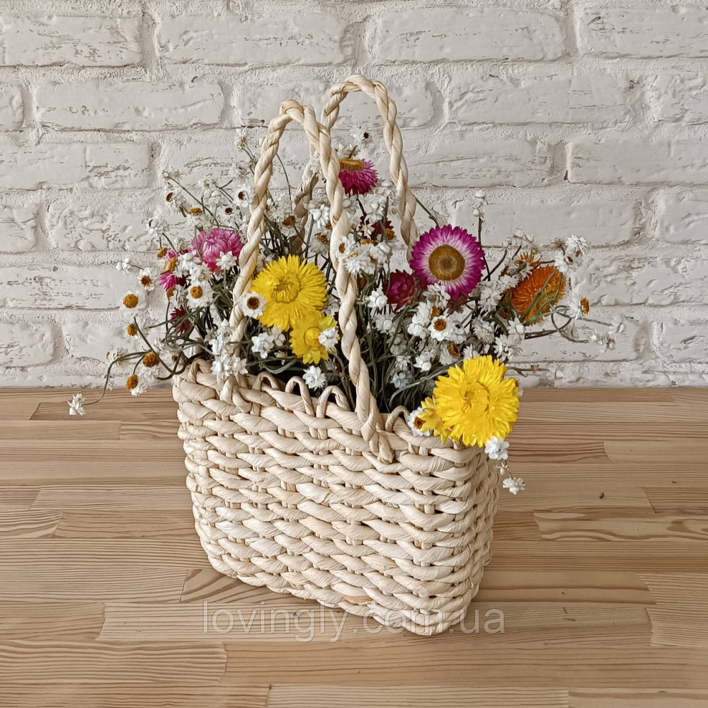 Букет из натуральных сухоцветов в плетеной корзинке 
