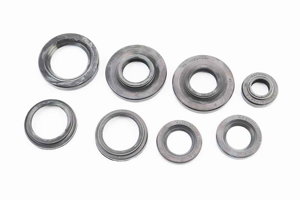 Сальники к-кт 8шт (17x30x7/10; 23x36,5x6-2шт; 26x52x7/10-2шт; 34x43,4x5/8-2шт; 36x52x9) Планета Київ - фото 1