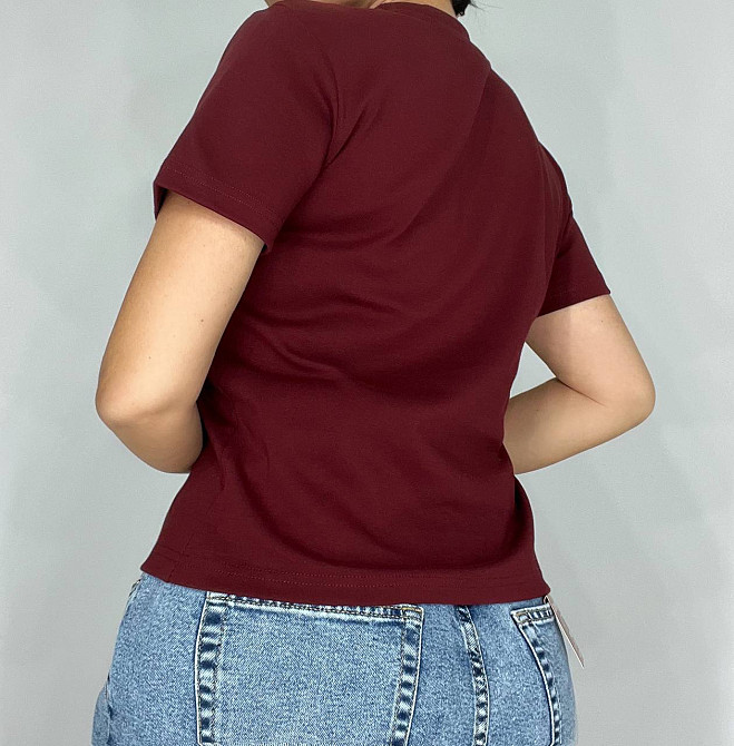 Футболка жіноча A-N 25197 вишивка літера F однотонна базова середня довжина one size, бордовий, one size Київ - фото 7