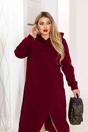 Теплое трикотажное платье миди с капюшоном 