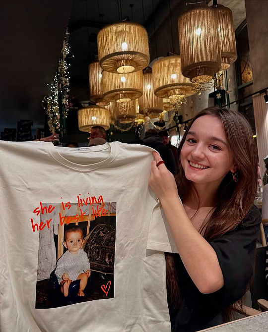 Футболка з фото дитинства та написом "She is living her best life" Чернівці - фото 1