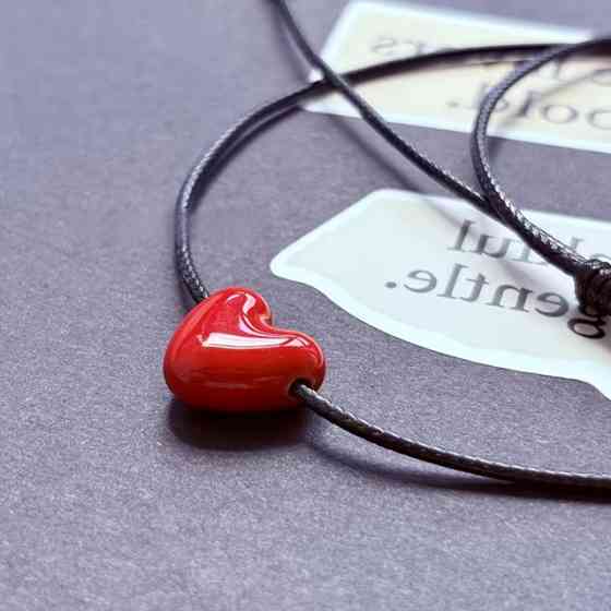 Колье на черном шнурке с красным сердцем – минималистичная подвеска Киев
