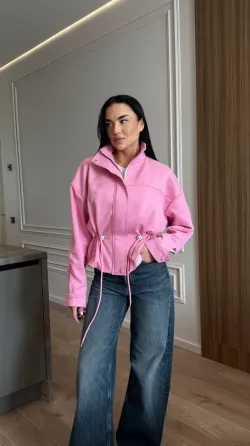 Стильна жіноча куртка із замшевої тканини — універсальний варіант для весни та міжсезоння. Одеса