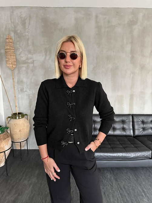 Жіночий укорочений кардиган із декоративними застібками у формі бантиків машинне в'язання Чорний Одеса - фото 3