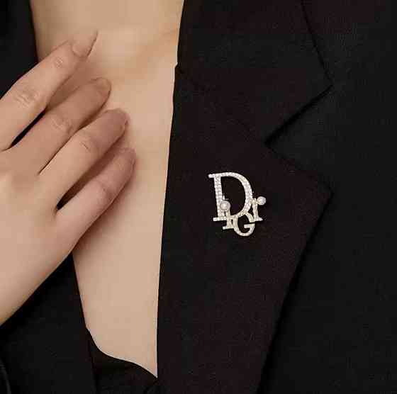 Брошка "D" Золотистий (0139) Сміла